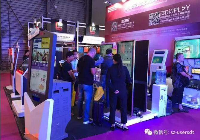 客戶參觀液晶拼接屏產(chǎn)品 客戶參觀液晶拼接屏產(chǎn)品